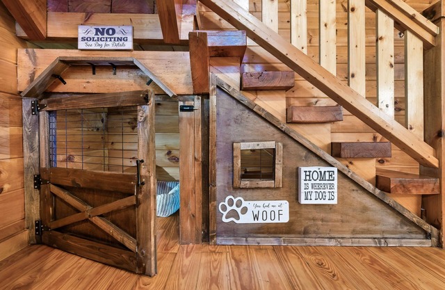 NEW Dog House, Hot Tub, Mini Golf, Views, Fire Pit, Arcade