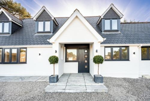 NEW! Gorgeous & Huge 5 bedroom home with Parking & Garden - Excellent Location!