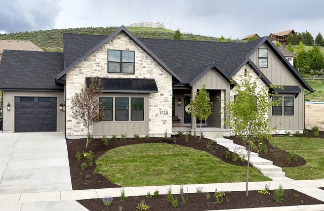 New Heber home near Park City. 7brm/5.5ba with hot tub, pickleball, sleeps 18.