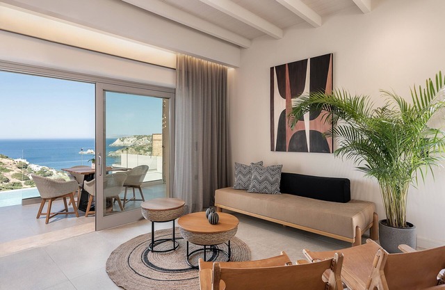 New Holiday Villa w/Private Pool & Bbq facilities, 400m to the cosest beach