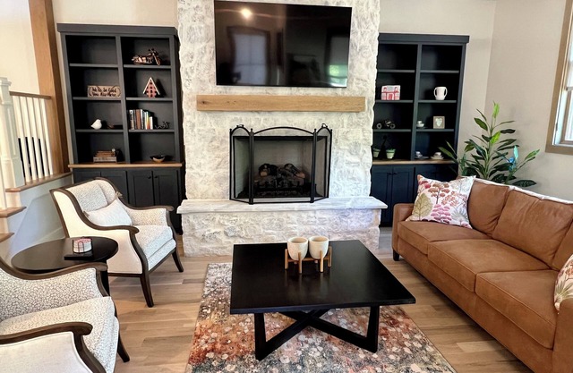 NEW Home in Cheshire Village - Stunning Mountain Views - 3BR 4BA - EV Charger