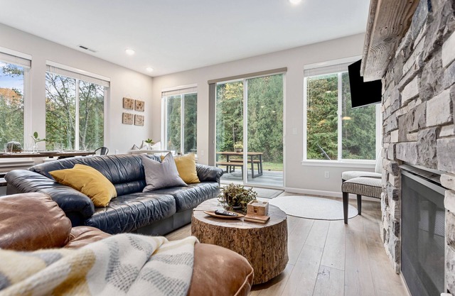 New home on peaceful 5acr +hotub & dry sauna - Close to biking/hiking & downtown