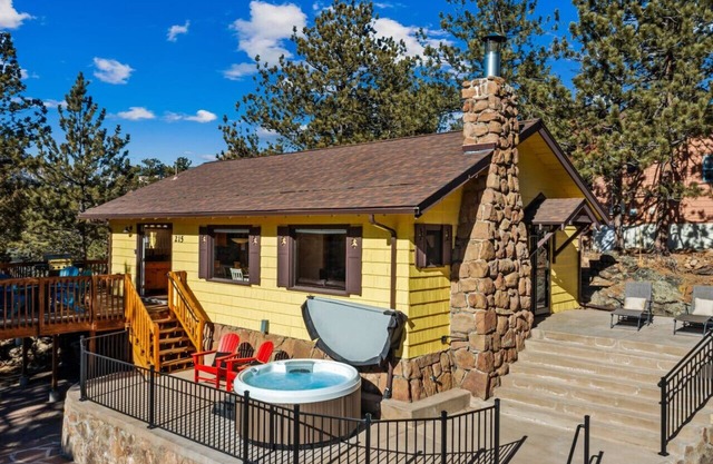 New hot tub! Downtown cabin w/king bed, views