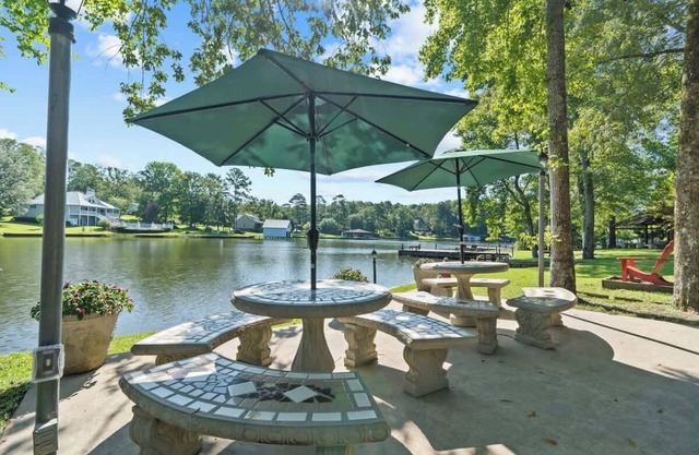 *New* Lake life fun! Sleeps 14, 4bed, 4bth