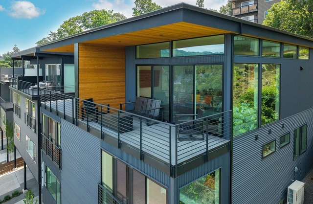 NEW LISTING, 4 bed, 3.5 bath, amazing view w/an elevator