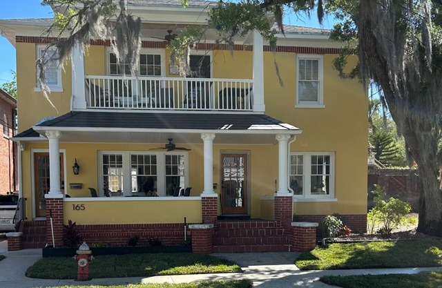 New listing. Charming apartment with pool, free parking, located in downtown.