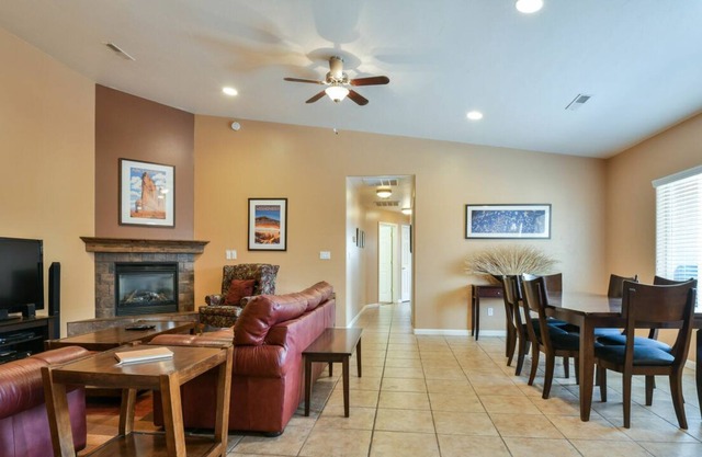 NEW LISTING CW443 - Great downtown location with a private hot tub - sleeps 9 comfortably