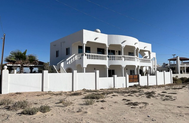 New Listing-Juanita Del Sol-4 bedroom, steps to beach