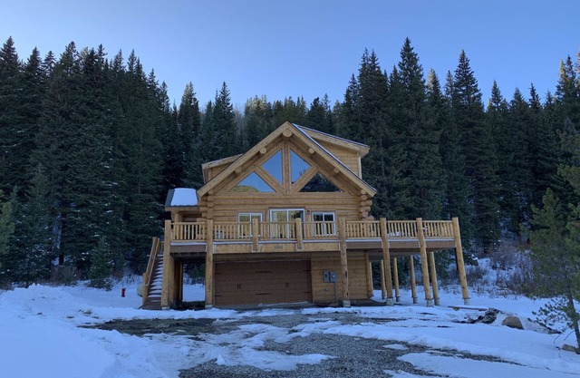 New log cabin in the mountains close to downtown Breckenridge.