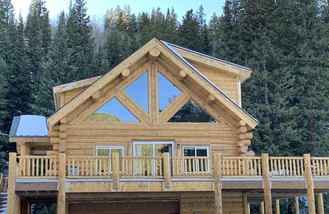 New log cabin in the mountains close to downtown Breckenridge.