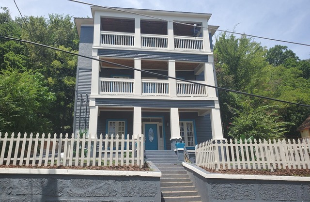New Lower Rates! Amazing 8 Bedroom 3 Story Downtown Hot Springs! No Admin Fee!