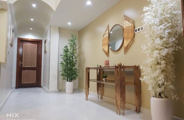 New Luxury Apartment, 3 Bed, 7Mins to Beach - Aida