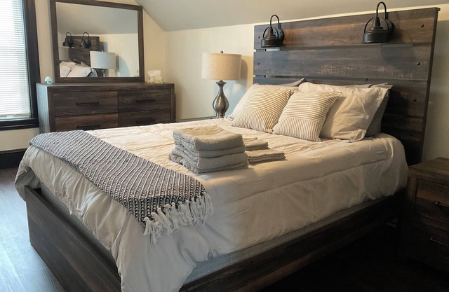 NEW - Mins to Concord/Nashua- Quiet Neighborhood -Pet Friendly -In Unit Laundry