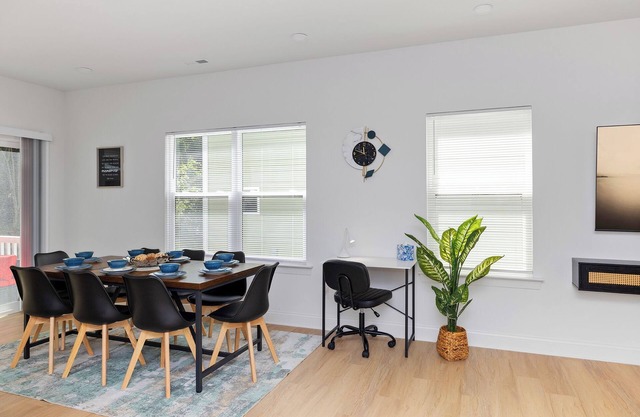 NEW Modern 4BR Home/Hot Tub Game Room Fenced