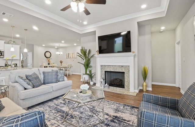 New Modern Home, Lakefront, Park & Pool, spacious 4br/3ba very safe place