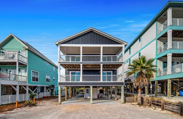 NEW - Ocean View, Heated Pool, Beach, Sleeps 18, Fully Loaded