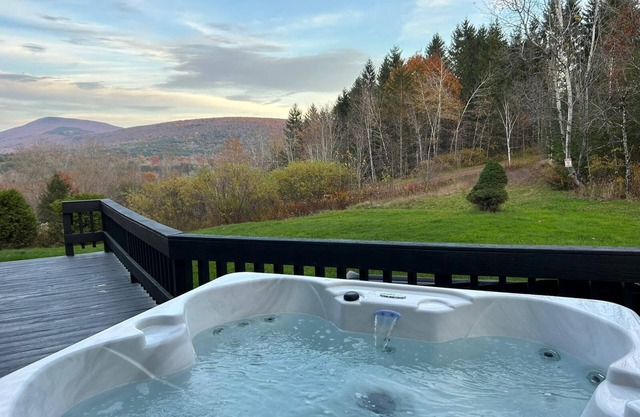 NEW OUTDOOR HOT TUB! 1-Bedroom Luxury Suite + Full Kitch - Haus Windham