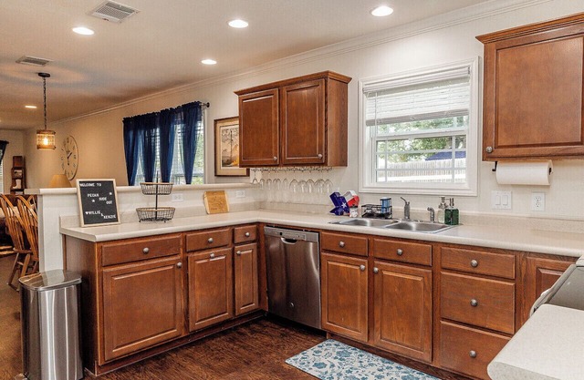 New! Pecan Hide Out is a rustic home with fire pit and tree house!