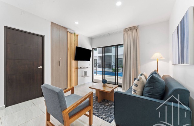 New-Promo-2 Queen Beds-Near Beach-Poolside-Sleep 6