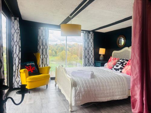 NEW RENOVATED FARM river view Cabin with wood burner pet friendly fire pit bbq