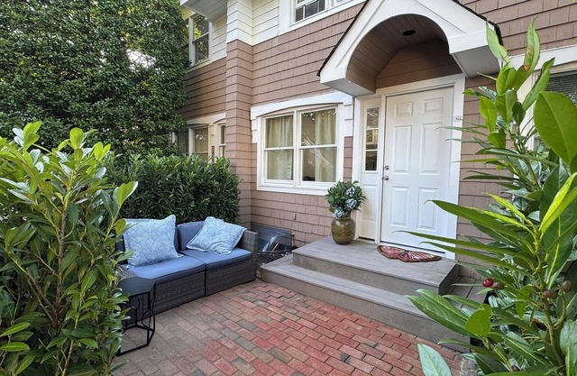 New Rental! Prime location in Hampton Bays, 1 Bed/1 Bath Townhome