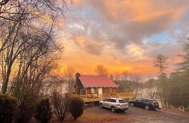 New River mountain cabin, sleeps 9