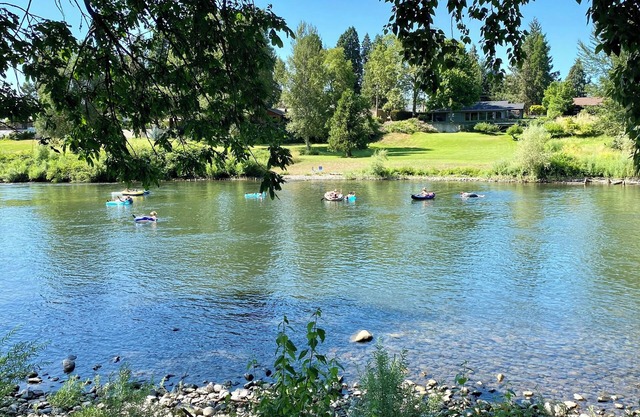 New Riverfront 3-bedroom 2 bath house in Grants Pass with WiFi, AC, covered deck