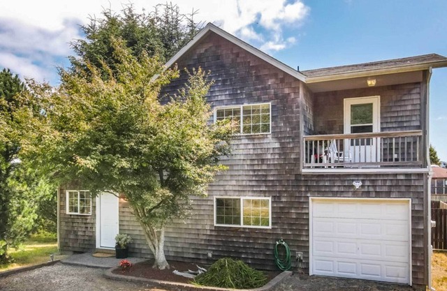 NEW! Serene Nehalem Home 2 Mi to Beach!