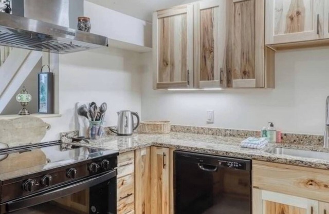 NEW! Ski-In/Ski-Out Condo, fire place, Bunk room, pool