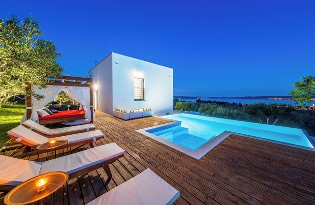 NEW Spacious 5-bedroom villa in peacefull Kaštel Lukšić with heated pool.