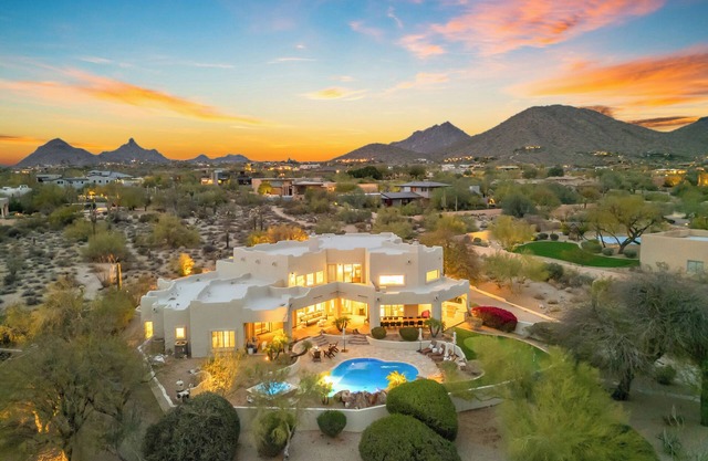 NEW Spacious 6-bedroom 5.5 Bath house in Scottsdale!