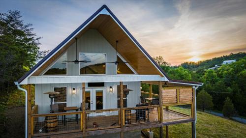 NEW Tennessee Whiskey Cabin- Lake and Mtn Views- Covered Deck- Game Room- Pool Table- BBQ- Pets