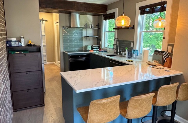 NEW! Urban Oasis, Chic 3-BR 2-BA Corner Unit, Steps Away from NYC!