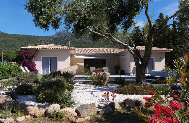 New villa 10 minutes from the beach