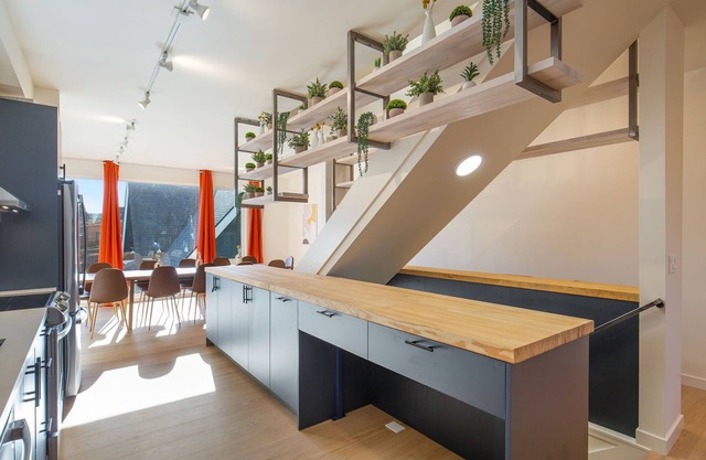 *New* Walk to CapHill 4B4B w/EV 6 Beds Sleeps 12