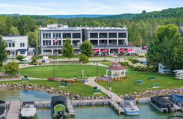 *NEW* Walloon Lake Condo With Water View! 7 night minimum