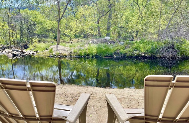 Newer riverfront home - private beach and spa minutes from Sequoia NP!