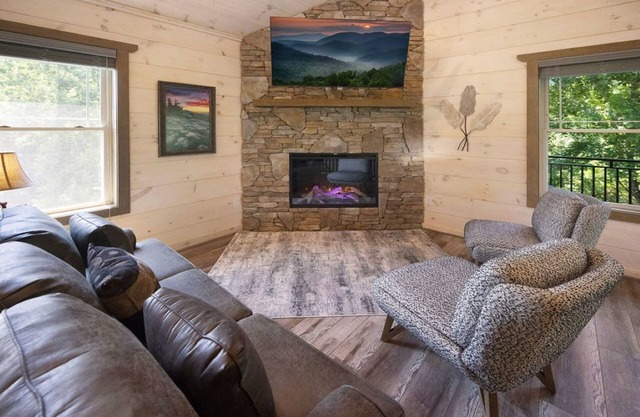 Newly Built 2/3 Cabin with hot tub!