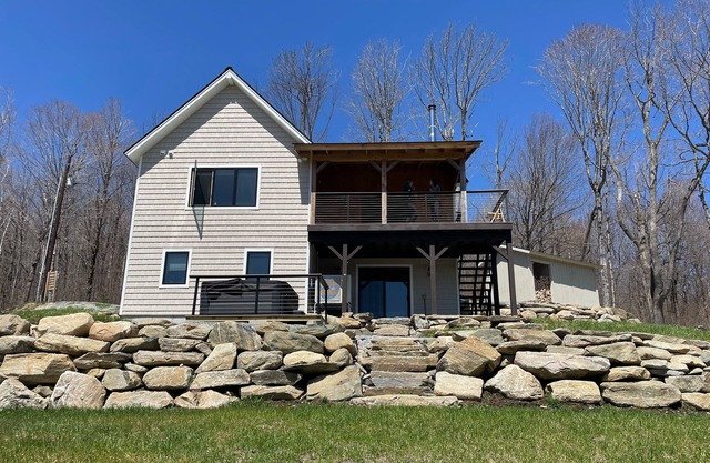 Newly built house w/mountain views, hot tub, woodstove, spacious deck