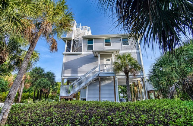 NEWLY BUILT LUXURY ISLAND HOME w/ PRIVATE POOL, GOLF CARTS & ISLAND CLUB ACCESS