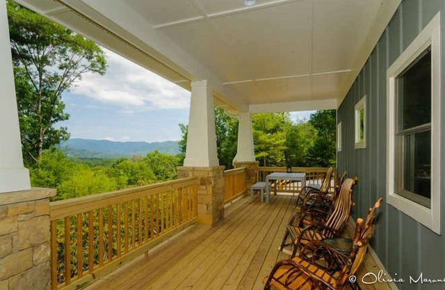 Newly Built Mountain Cabin With Views, Privacy And 10 Min. From Downtown!
