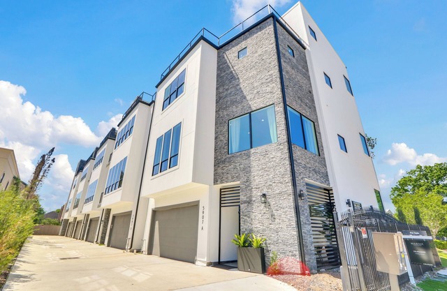 Newly Constructed Winsome Village A - Galleria Area!