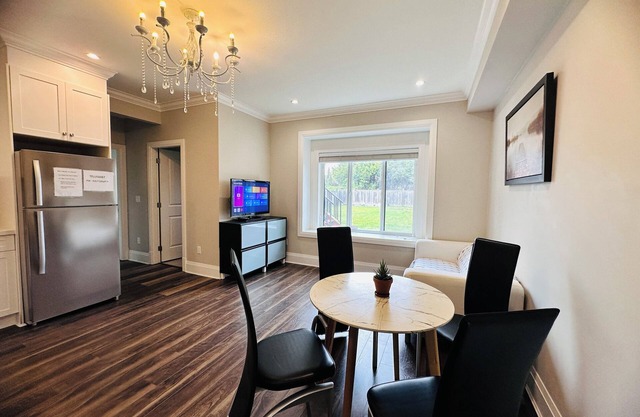 Newly Cozy private entrance 2 berm suite 10min to Designer Outlets