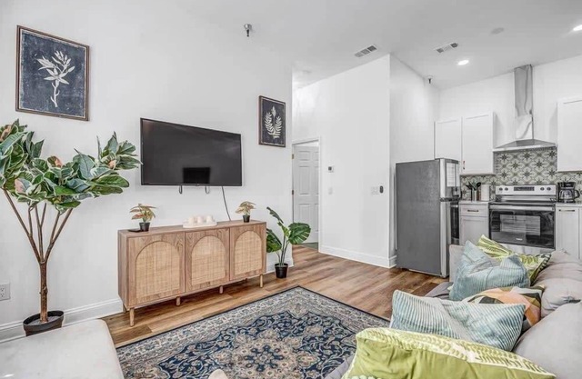 Newly refreshed 2 BR Apt for LoZ fans!