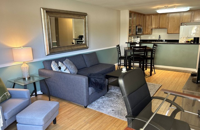 Newly remodeled condo walking distance to restaurants/bars