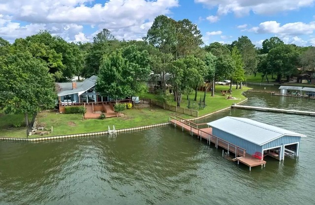 Newly Remodeled - Dream Lake Home on Cedar Creek Reservoir 60 mins from Dallas!