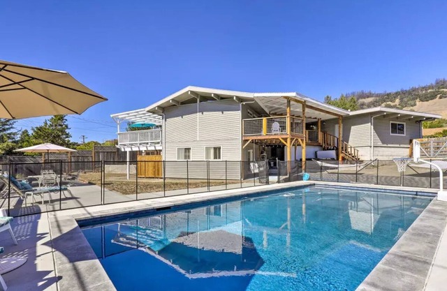 Newly remodeled Santa Rosa retreat w/pool and hot tub!