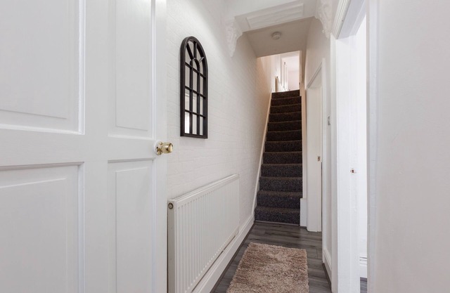 Newly renovated 4bed - Free parking - City Links