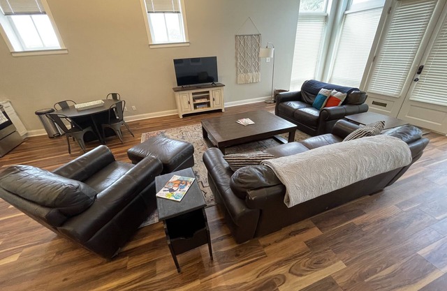 Newly Renovated Apartment IDEAL 4 LONG STAYS Close to Downtown Lafayette Square