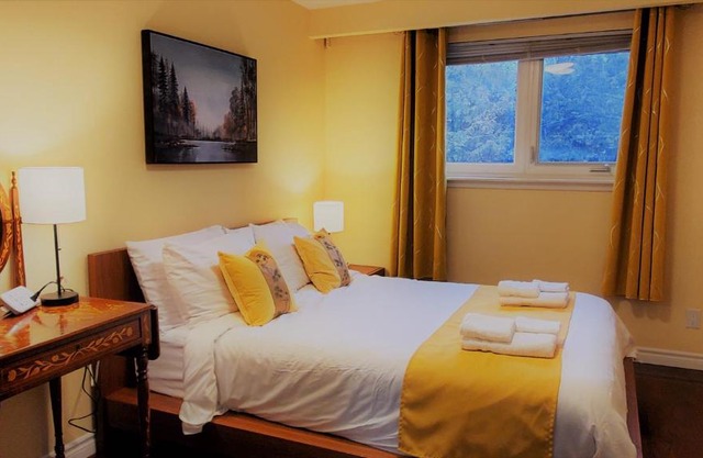 Newly Renovated-Cozy 2 BedRooms Bungalow MainFloor